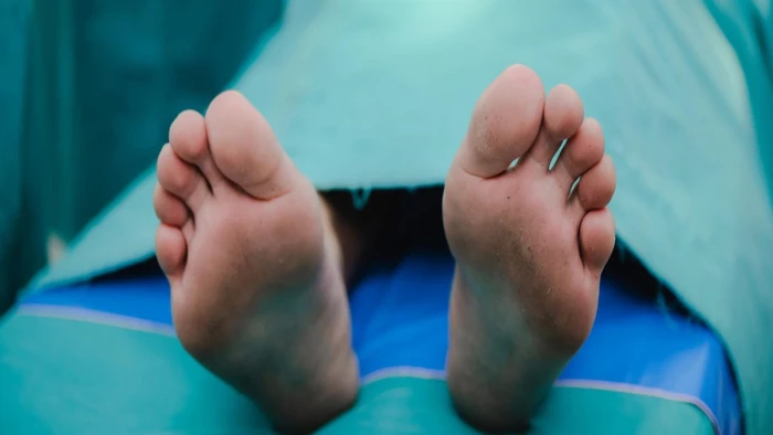 जबलपुर में केयर टेकर की गला दबाकर हत्‍या, कलाई काटकर आत्महत्या का रूप देने की कोशिश