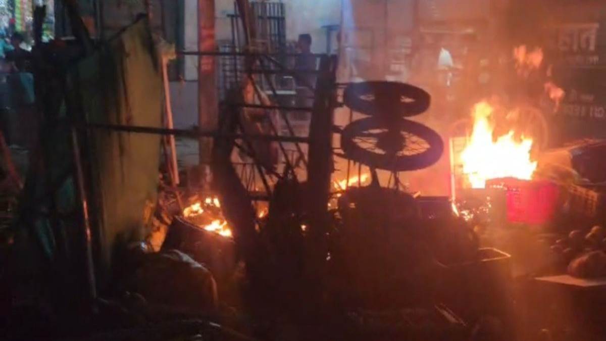 देवास में किशोरी से छेड़छाड़ के बाद आक्रोशित हुए लोगों ने आरोपी की पिटाई कर...