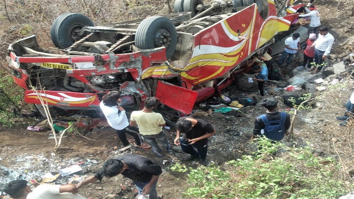 Acdident in Indore : VIDEO इंदौर से खंडवा जा रही बस गहरी खाई में गिरी, 5 लोगों की मौत
