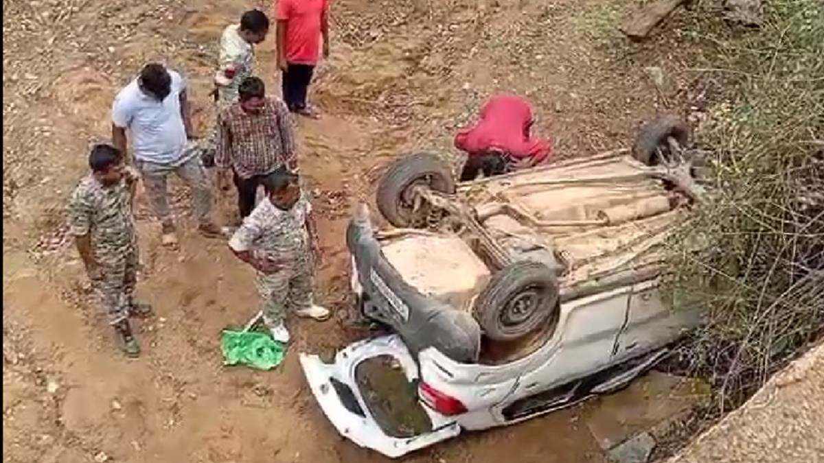 Accident News : कांकेर में अनियंत्रित होकर कार पुलिया के नीचे गिरी, हादसे में पांच लोग घायल