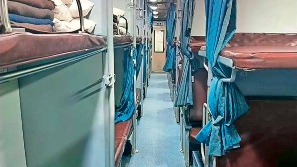 Indian Railway: ज्यादा किराए के बाद भी ट्रेन के एसी कोच में अटेंडेंट कम, यात्री खुद खोज रहे कंबल-चादर