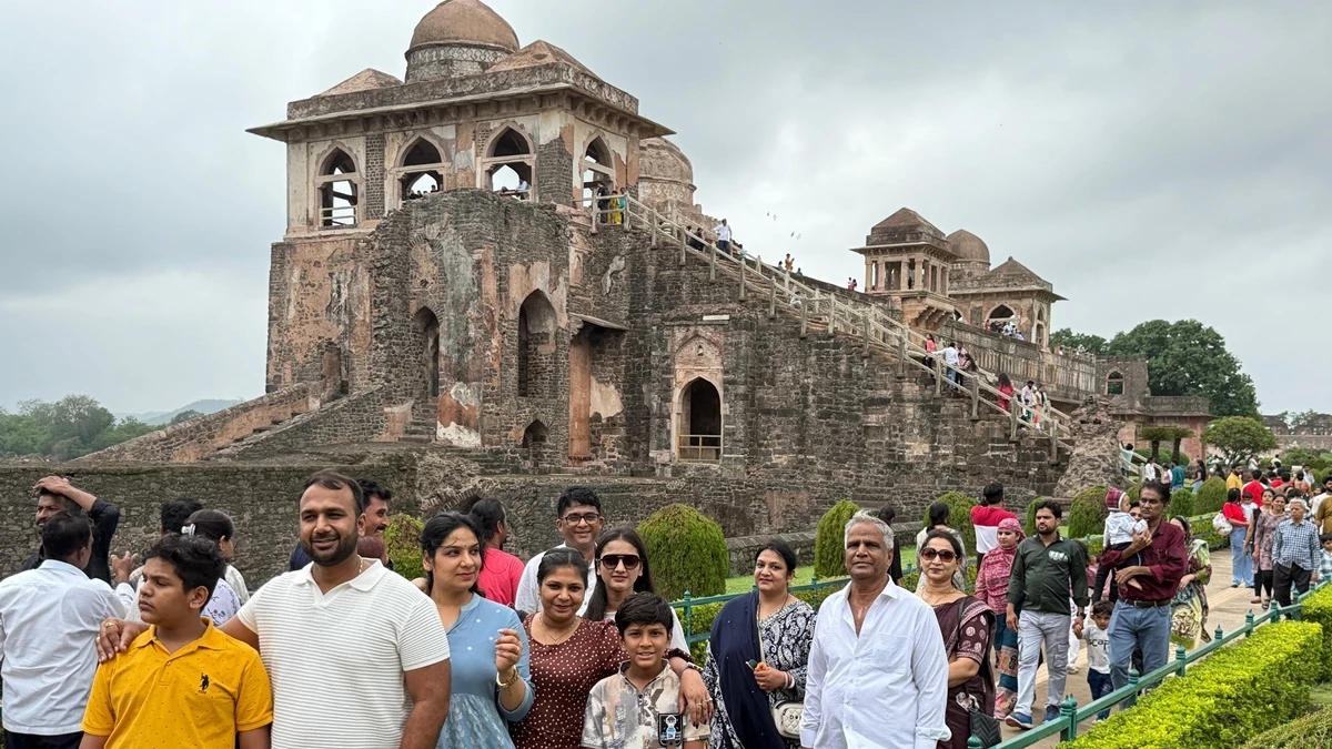 Mandhu Tourist Place: मांडू की हसीन वादियों में खोए पर्यटक, बारिश से सुहाने हुए मौसम का लिया आनंद