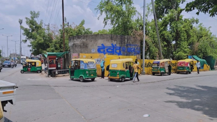 रात में यात्रियों की हो रही फजीहत, इंदौर में मनमाने किराये पर ऑटो एकमात्र विकल्प
