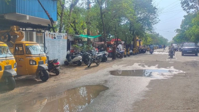 इंदौर में नगर निगम के विजय नगर जोन के पास फुटपाथ पर कब्जा, आम लोगों के लिए बनाया था, लग रहीं दुकानें इंदौर में नगर निगम के विजय नगर जोन के पास फुटपाथ पर कब्जा, आम लोगों के लिए बनाया था, लग रहीं दुकानें