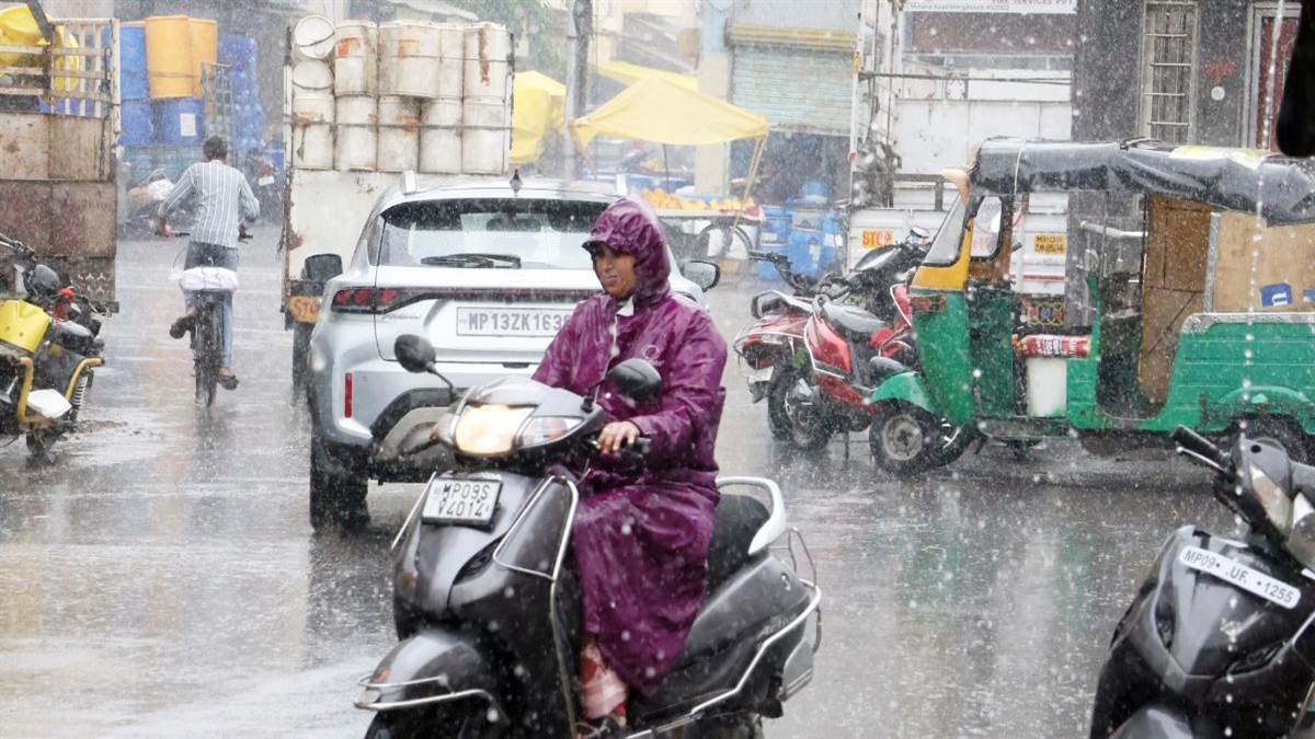 Monsoon in MP: इंदौर में तीन दिन तेज हवाओं के साथ हल्की बारिश के आसार, दिन में गर्मी व उमस के बाद दोपहर में पड़ी बौछारें