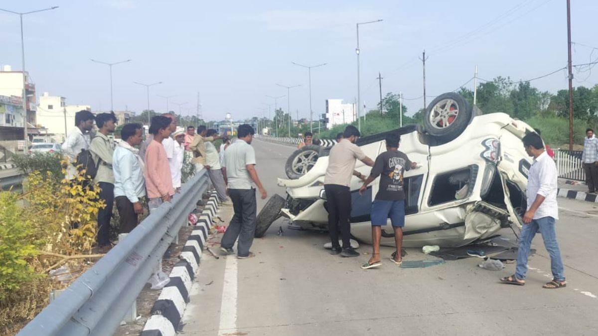 नरसिंहपुर के तेंदूखेड़ा में भीषण सड़क हादसा: टायर फटने से 10 फीट हवा में उछली स्कॉर्पियो, 6 गंभीर