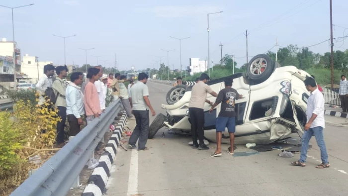 नरसिंहपुर के तेंदूखेड़ा में भीषण सड़क हादसा: टायर फटने से 10 फीट हवा में उछली स्कॉर्पियो, 6 गंभीर