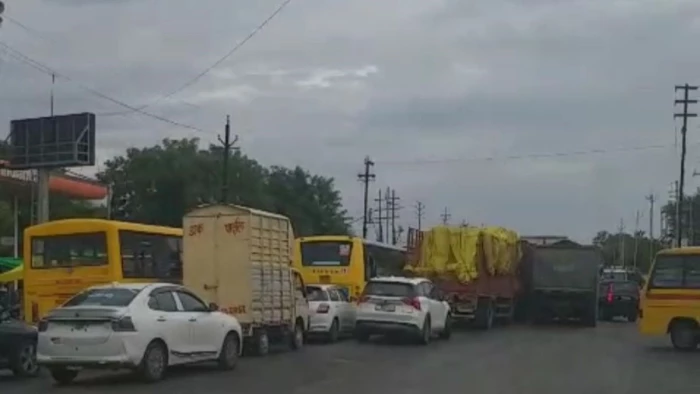 उज्जैन में फोरलेन पर भी राहत नहीं, सड़क बनी पार्किंग तो तीन घंटे थमा ट्रैफिक