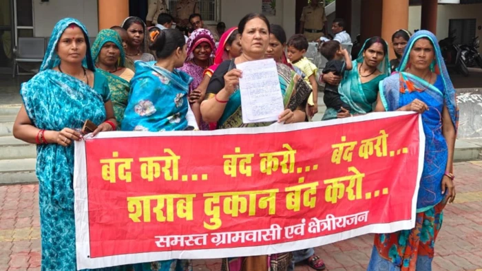 जबलपुर में जनसुनवाई में एसपी से लगाई गुहार, बोलीं- लाड़ली बहना का पैसा नहीं चाहिए, शराब बंद कराइए