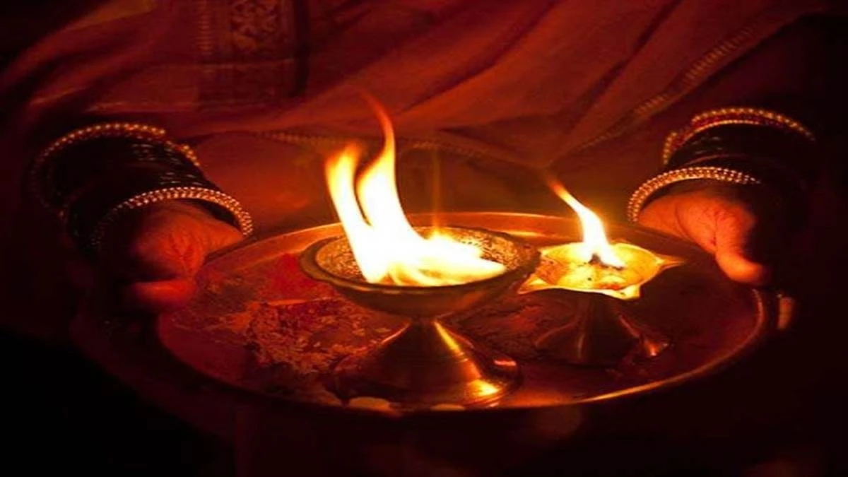 Aarti Ke Niyam: आरती में भगवान के सामने 14 बार घुमाई जाती है थाली, यहां पढ़‍िए इसका सही तरीका