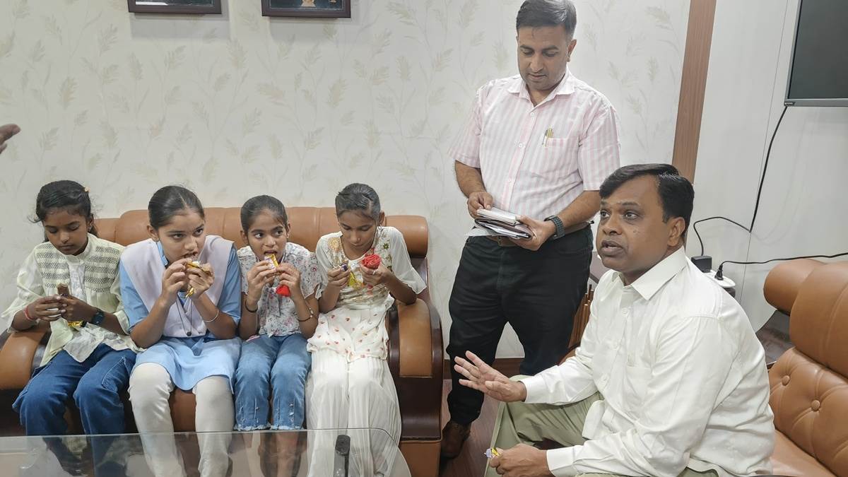 उम्र कम होने से नौंवीं कक्षा में नहीं मिल रहा था प्रवेश, कलेक्टर ने पूछा तो पता चला प्राचार्य को नियम ही नहीं पता, डांटकर तत्‍काल कराया प्रवेश