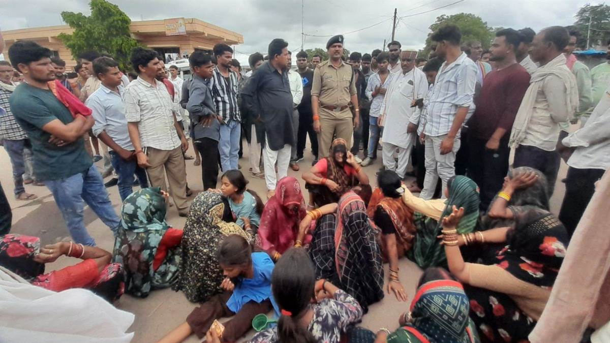 छतरपुर के सटई स्वास्थ्य केंद्र की अव्यवस्था ने ली जान, डॉक्टर न मिलने पर युवक की मौत; गुस्साए ग्रामीणों ने किया चक्काजाम