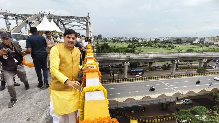 इंदौर के लवकुश चौराहे पर बने डबल डेकर फ्लाईओवर की एक भुजा यातायात के लिए खोली, सीएम ने किया शुभारंभ