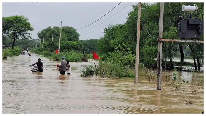 5 फीट ऊपर बह रहा पानी, नीचे करंट का खतरा! जांजगीर में मौत को दावत दे रहे लोग