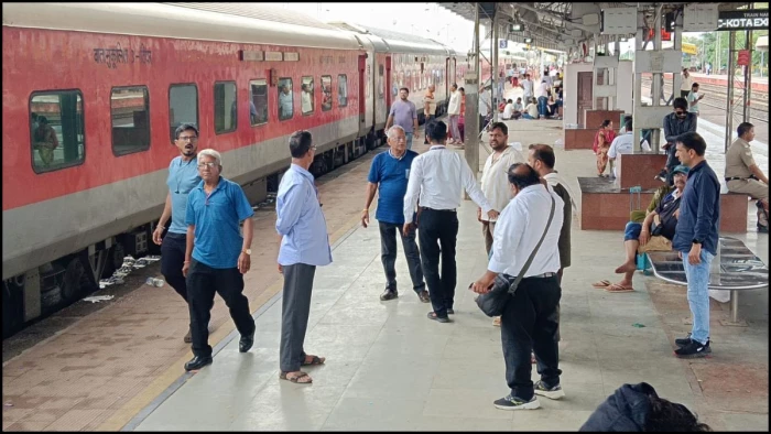 मुंबई मंडल में भारी वर्षा, मेघनगर स्टेशन पर 10 घंटे फंसी उदयपुर-बांद्रा एक्सप्रेस; यात्री परेशान, कई बीमार