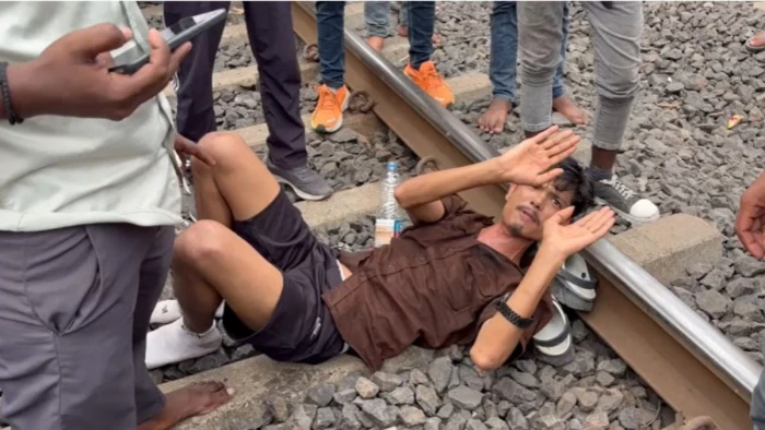 झाबुआ में 6 घंटे से खड़ी रही ट्रेन... यात्रियों ने पटरी पर लेटकर दिया धरना, कहा- 'लोकल गाड़ियां निकाल रहे'