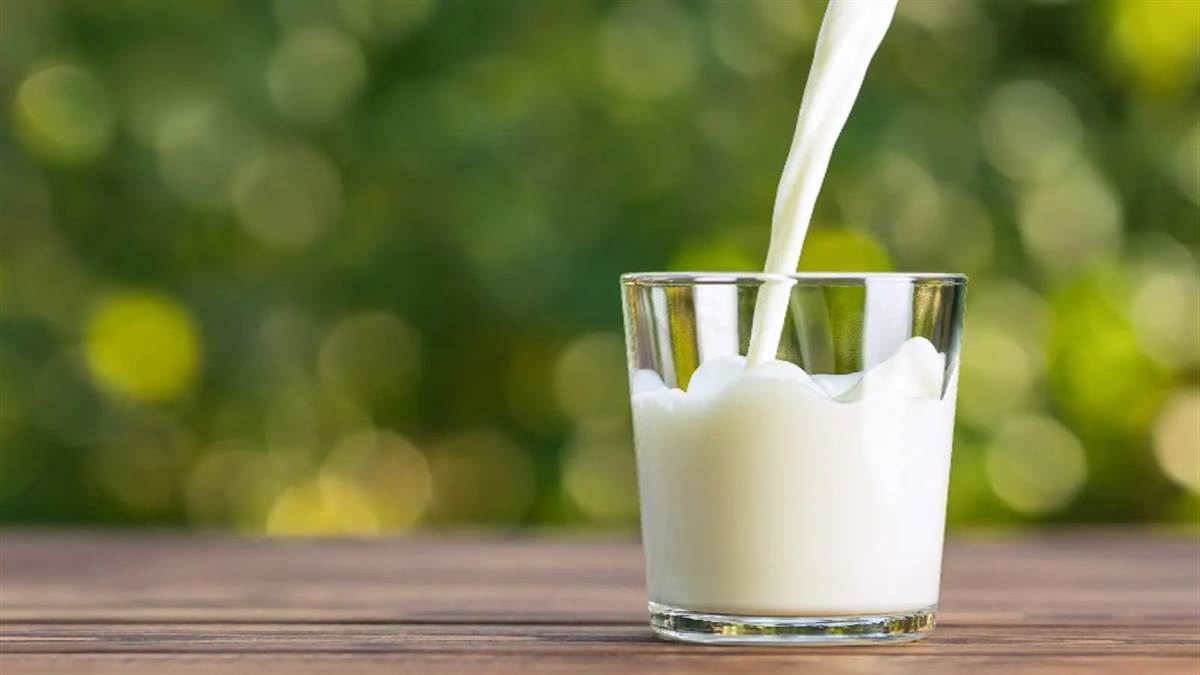 Cold Milk Benefits: वजन घटाने से लेकर कब्ज दूर करने तक ठंडा दूध पीने से शरीर को होंगे ये फायदे - Cold milk health benefits in hindi curing acidity to toning skin