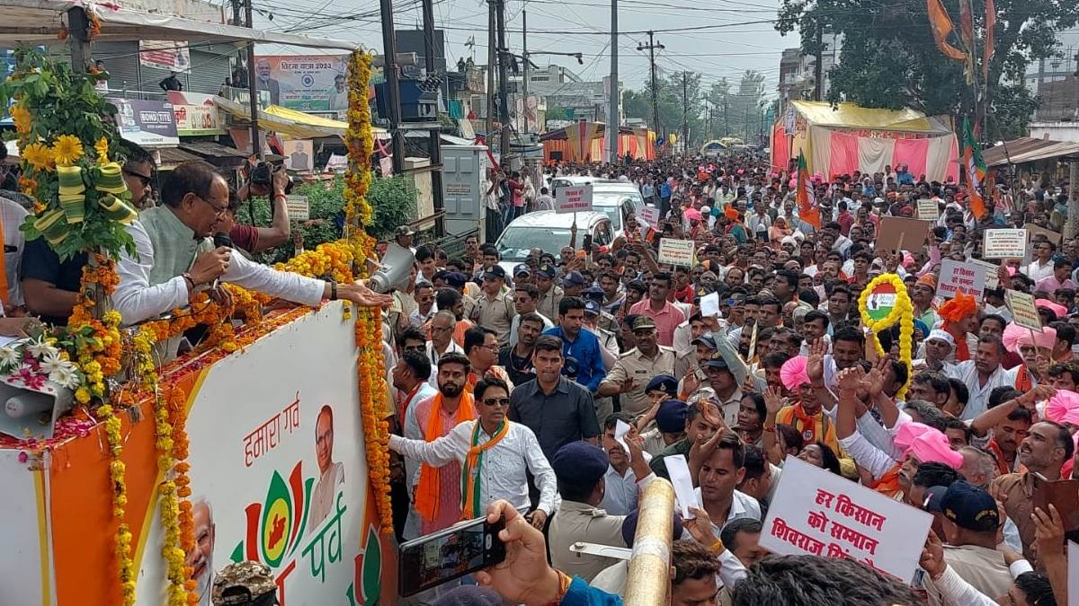 CM Shivraj in Damoh: दमोह में मुख्यमंत्री शिवराज सिंह चौहान ने किया रोड शो  - CM Shivraj in Damoh: Chief Minister Shivraj Singh Chouhan did a roadshow  in Damoh