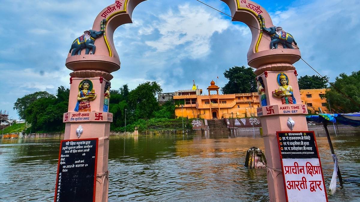 उज्‍जैन में झमाझम बारिश से शिप्रा का जलस्तर बढ़ा, रामघाट पर मंदिर डूबे