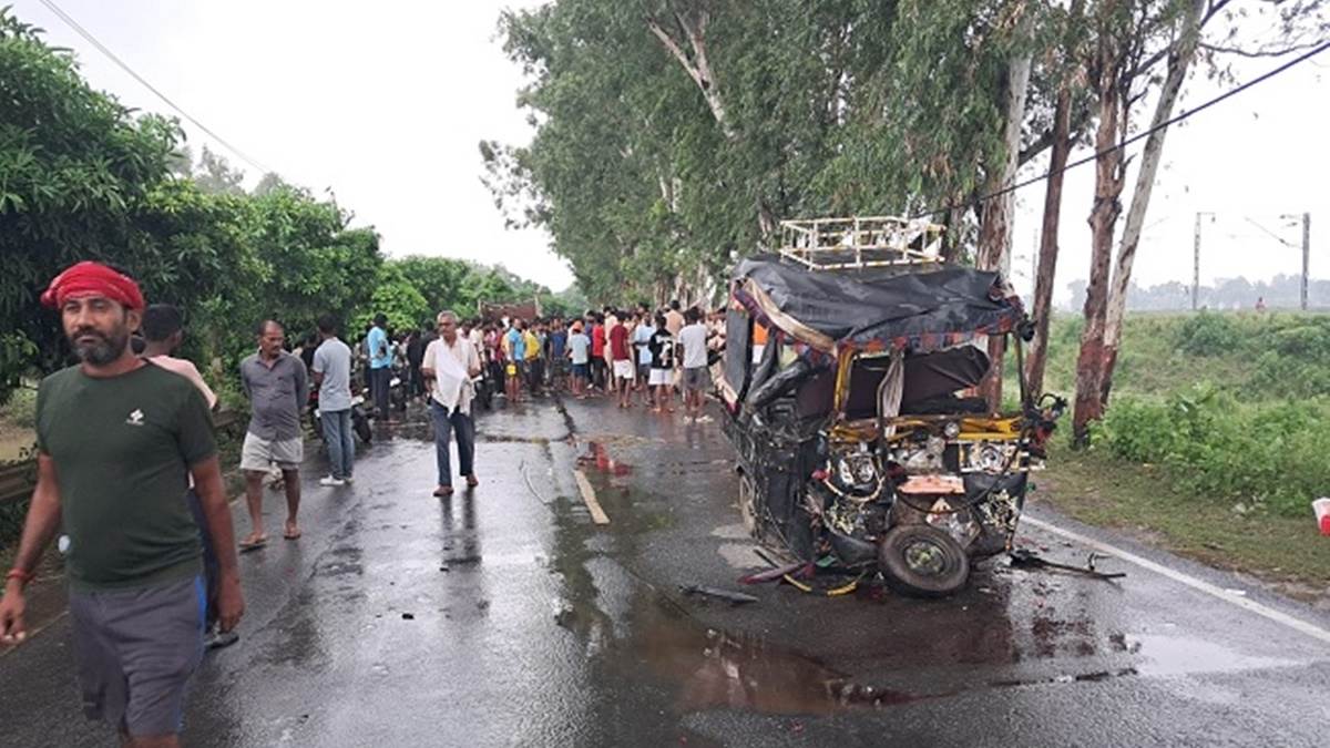 Road Accident: पटना में ट्रक की टक्कर से ऑटो के उड़े परखच्चे, गंगा स्नान जा रहे 8 श्रद्धालुओं की मौत