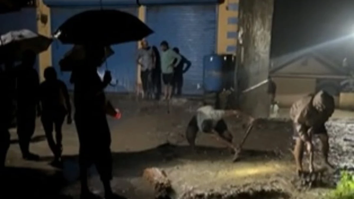 Cloudburst in Chamoli: थराली में बादल फटने से एसडीएम आवास और कई घरों में मलबा, एक युवती मलबे में दबने की सूचना