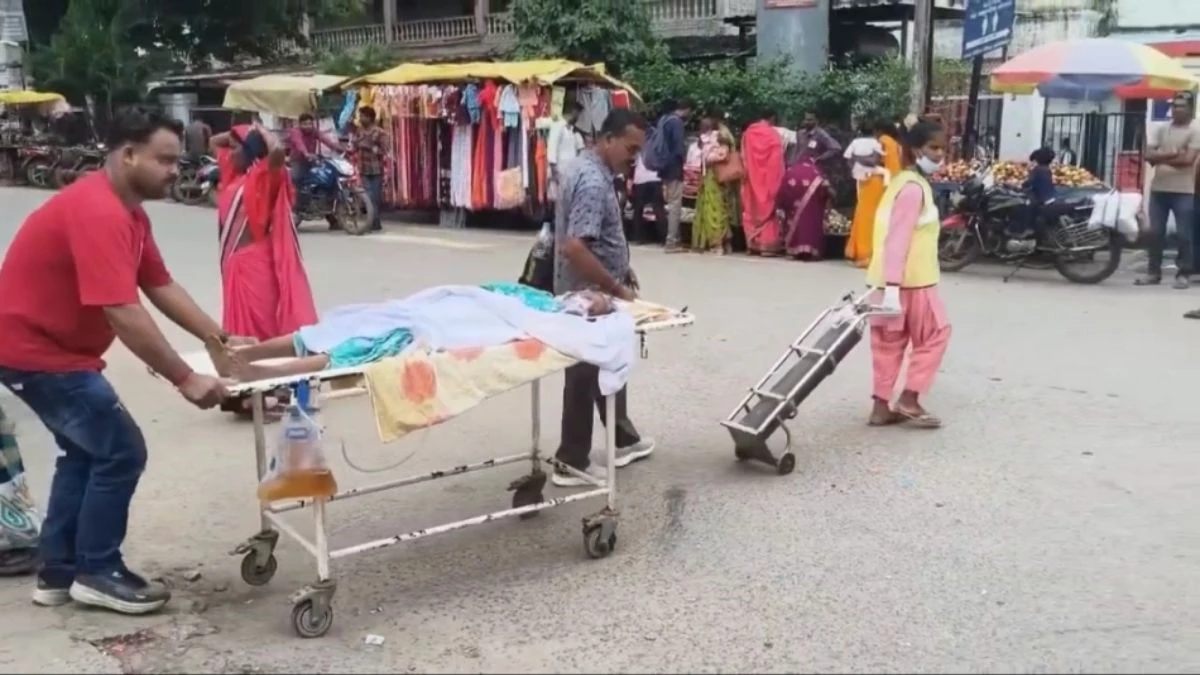 मरीज को ऑक्सीजन लगा स्ट्रेचर से पार कराई सड़क, भड़के स्वास्थ्य मंत्री ने लगा दी अधिकारियों की क्लास