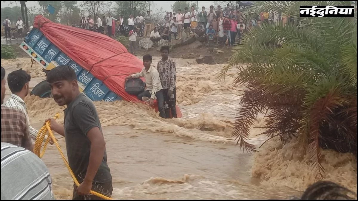 शिवपुरी में आफत की बारिश, कोलारस में युवक बहा... ट्रैक्टर पानी में डूबा, घरों में हुआ जलभराव