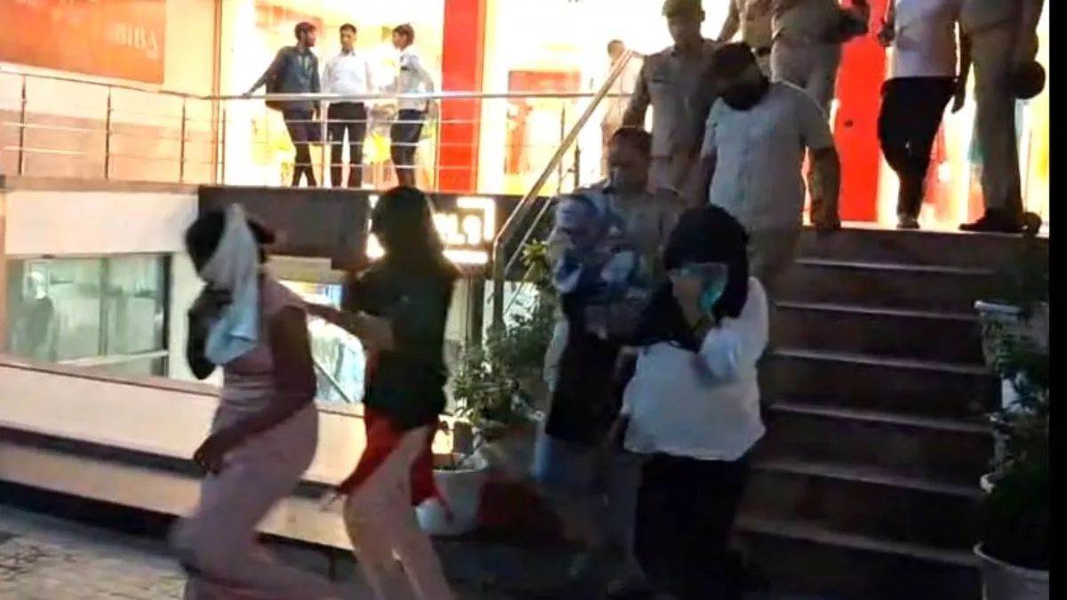 स्पा सेंटर की आड़ में चल रहा था देह व्यापार, UP पुलिस ने छापामार कर 15 युवतियां और चार युवक पकड़े