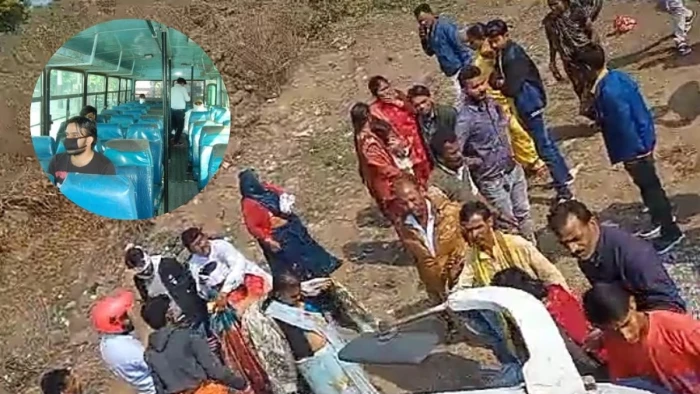 जबलपुर से दमोह जा रही बस मालवाहक से टकराकर पलटी, कांच तोड़कर यात्रियों को निकाला