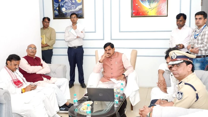 दिल्ली से रीवा पहुंचे मुख्यमंत्री मोहन यादव, बाढ़ प्रभावितों से मुलाकात कर मुआवजे का किया एलान; जल निकासी के निर्देश