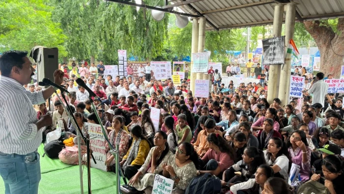 एमपी में 30 हजार स्कूलों को बचाने सड़क पर उतरे जेन-जी और जेन अल्फा, नीलम पार्क में गूंजे नारे, क्या है मांग?