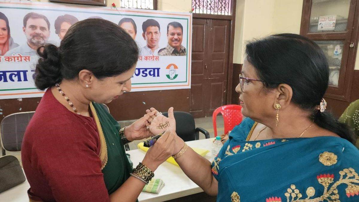 महंगी शक्कर के विरोध में अनोखा प्रदर्शन, हाथों पर मेहंदी से लिखा ‘चीनी’, 'अबकी बार चीनी 70 पार' के लगाए नारे