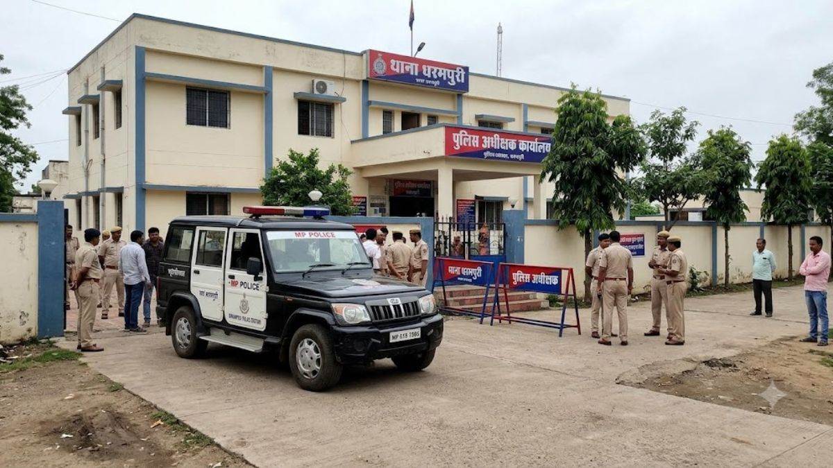 धरमपुरी थाने में महिला ने खुद को लगाई आग, बचाने के प्रयास में सब इंस्पेक्टर समेत दो पुलिसकर्मी झुलसे; मचा हड़कंप