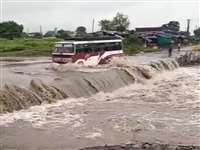 VIDEO Vidisha News: उफनती नदी में रपटे से निकाली बस, जोखिम में डाली यात्रियों की जान