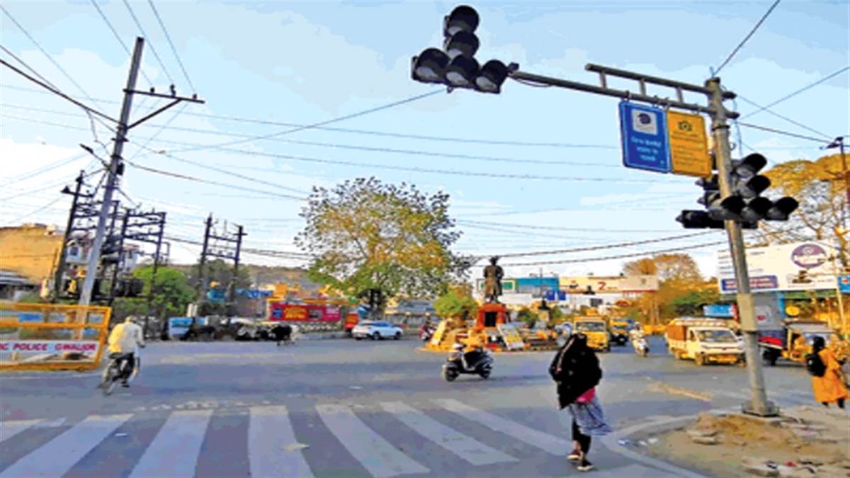 ग्वालियर में पेड़ों के पीछे छुपे ट्रैफिक सिग्नल, अभियान के तहत शुरू की छंटाई