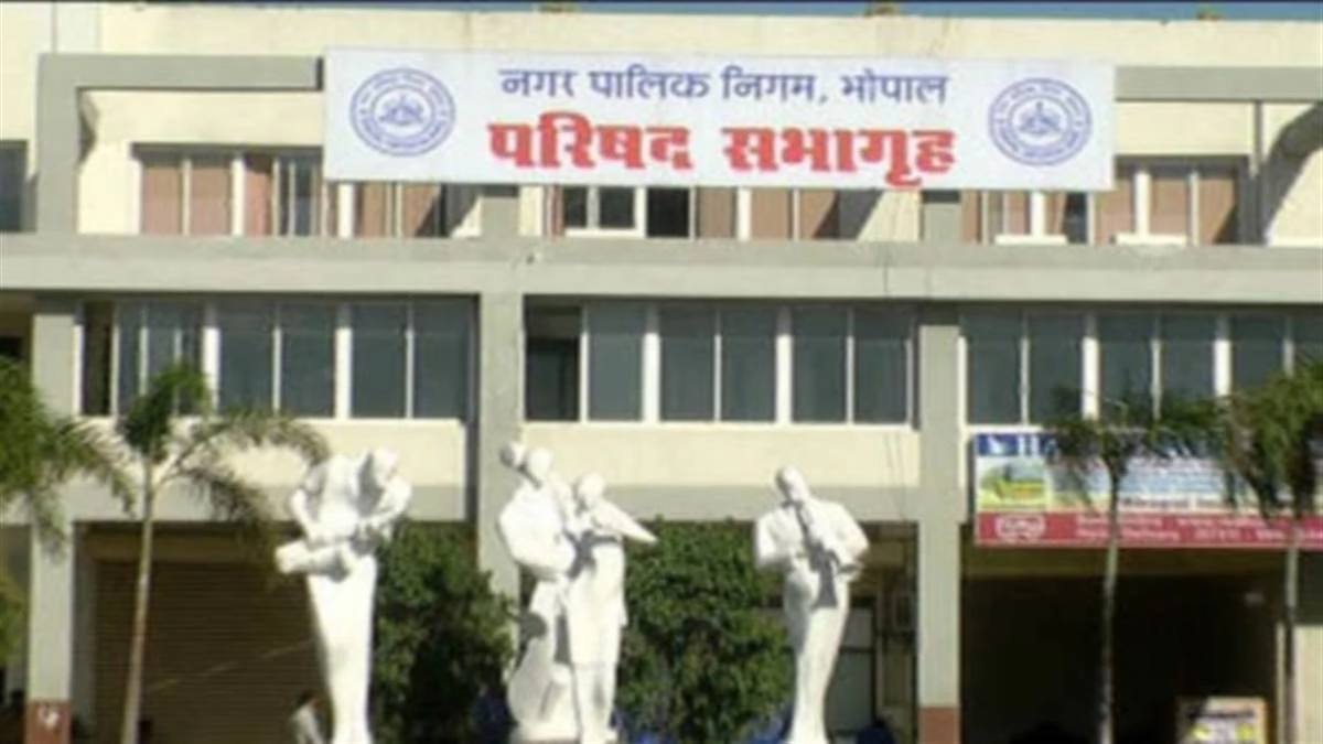 Bhopal नगर निगम की बैठक में खुली लापरवाही, 800 शिकायतें अटकीं, निगमायुक्त ने सैलरी कटौती की चेतावनी दी