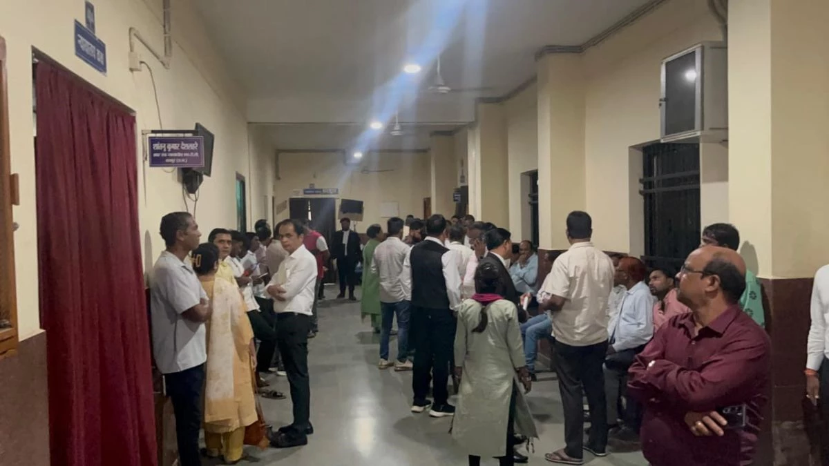 CG Liquor Scam: शराब घोटाले के 28 आरोपी अधिकारी EOW कोर्ट में पेश, सुप्रीम कोर्ट से मिली अग्रिम जमानत पर हुई रिहाई