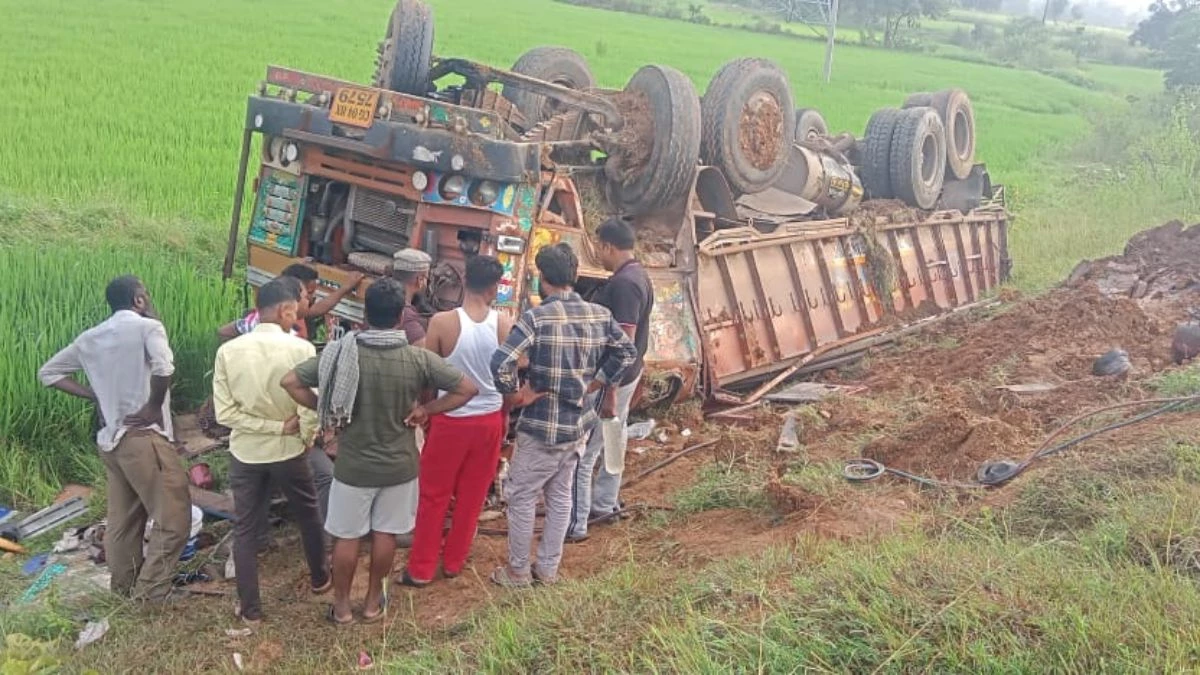 Accident: ट्रक पलटने से ड्राइवर रातभर स्टेरिंग में फंसा, ग्रामीणों ने गैस कटर की मदद से बचाई जान