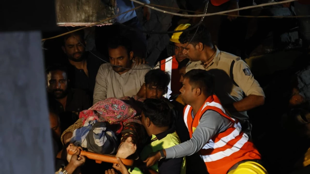 Indore Building Collapse: जवाहर मार्ग पर 3 मंजिला इमारत ढही, एक की मौत, मलबे में फंसी महिला और 2 बच्चे मदद को पुकारते रहे