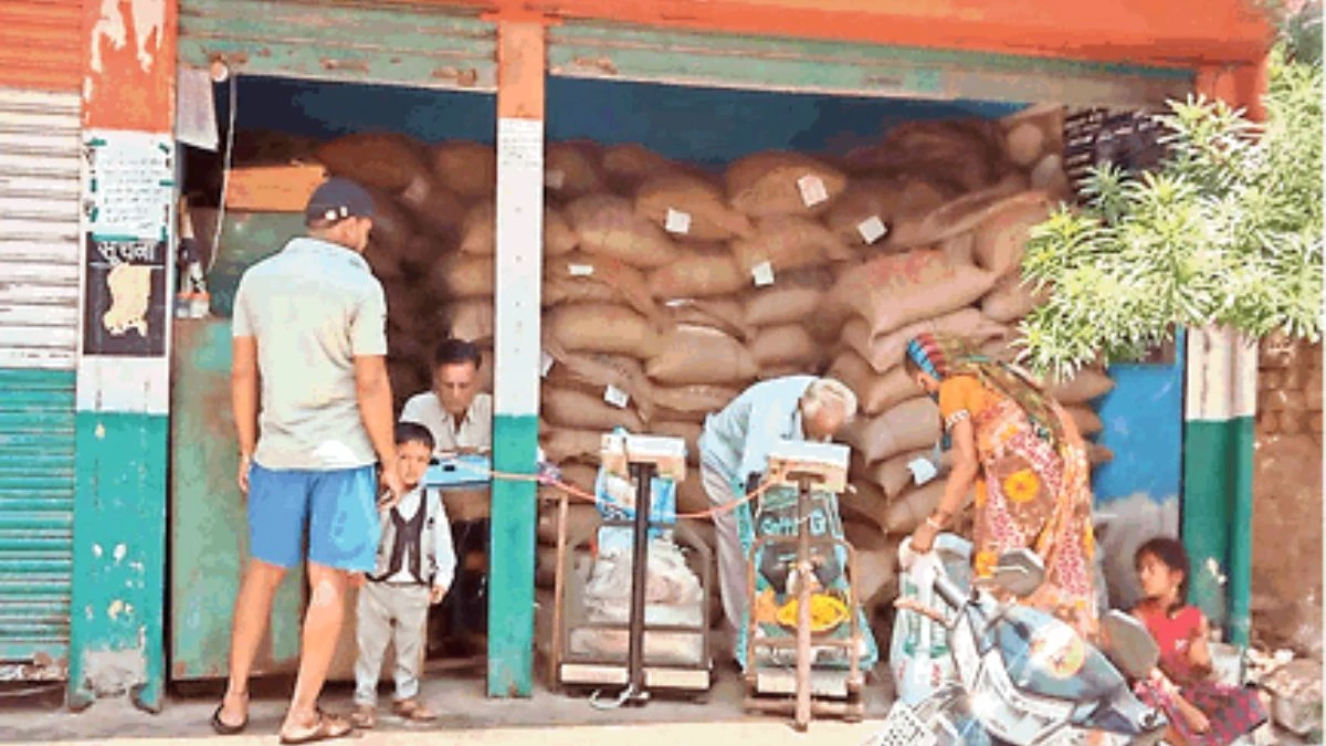 Ration Card Scam: मां और नाबालिग बेटी के अलग राशनकार्ड, डुप्लीकेट Aadhaar Card से चल रहा घोटाले का खेल