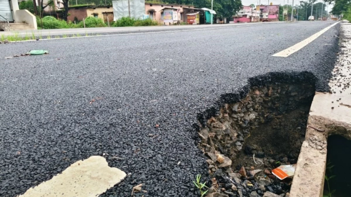 NH-130 Potholes: 74 करोड़ रुपये की सड़क 74 दिन भी न चली, पहली बारिश में ही खुली पोल