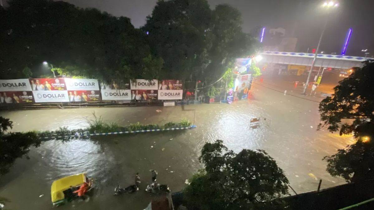 कोलकाता में बारिश ने ढाया कहर... ट्रेन-मेट्रो सेवा बंद, दुर्गा पूजा पंडालों में घुसा पानी; 7 लोगों की मौत