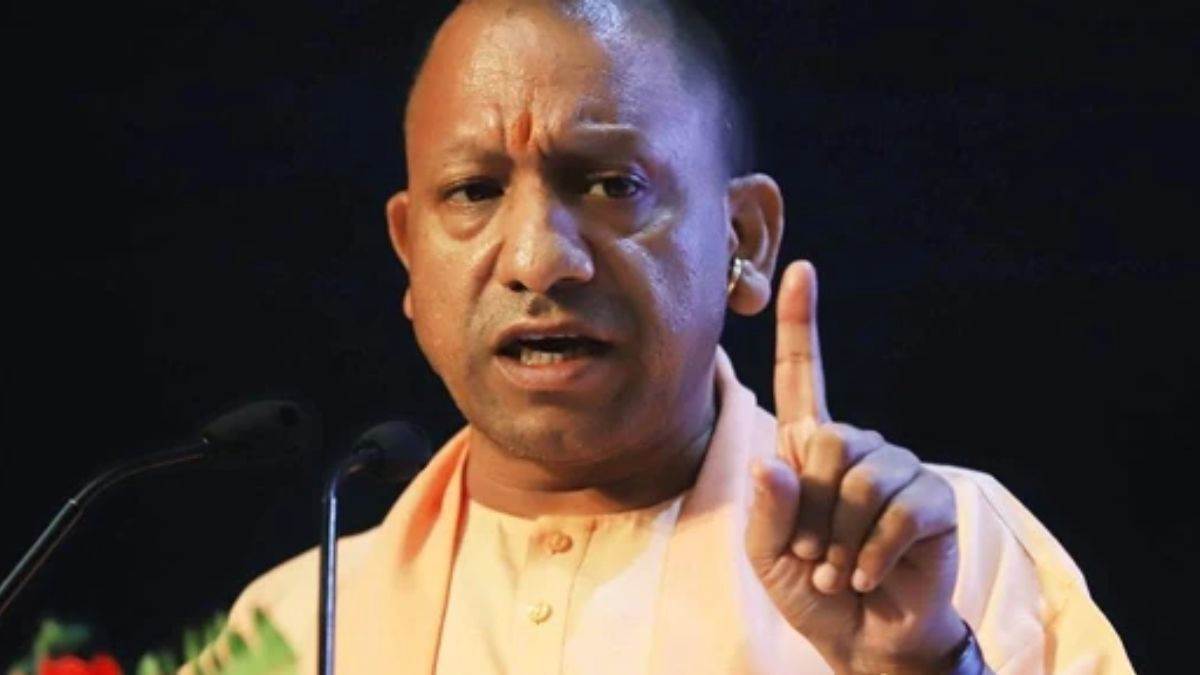 UP News: फर्जी तरीके से नौकरी लेने वाले शि‍क्षकों-कर्मचारियों पर एक्‍शन लेगी योगी सरकार, मची खलबली