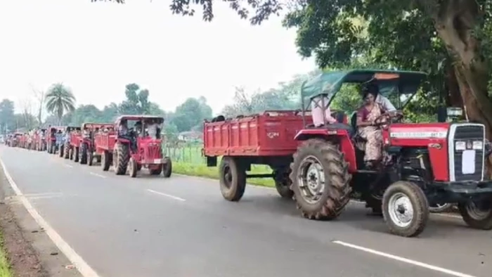 कांकेर में किसानों की ट्रैक्टर रैली, बोले- कम बारिश से फसल बचाना मुश्किल, कर्जा माफी और मुआवजे की दरकार