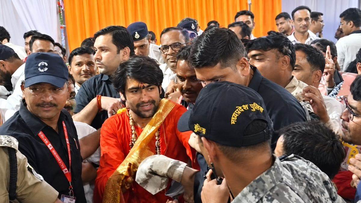 'सनातन क्रांति से विश्व में शांति आएगी', जबलपुर में बोले पंडित धीरेन्द्र शास्त्री, 500 किमी की पदयात्रा से देंगे सनातन एकता का संदेश
