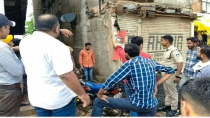 शहडोल में निर्माण के दौरान भरभराकर गिरी पुरानी दुकान, मलबे में दबे दो मजदूर