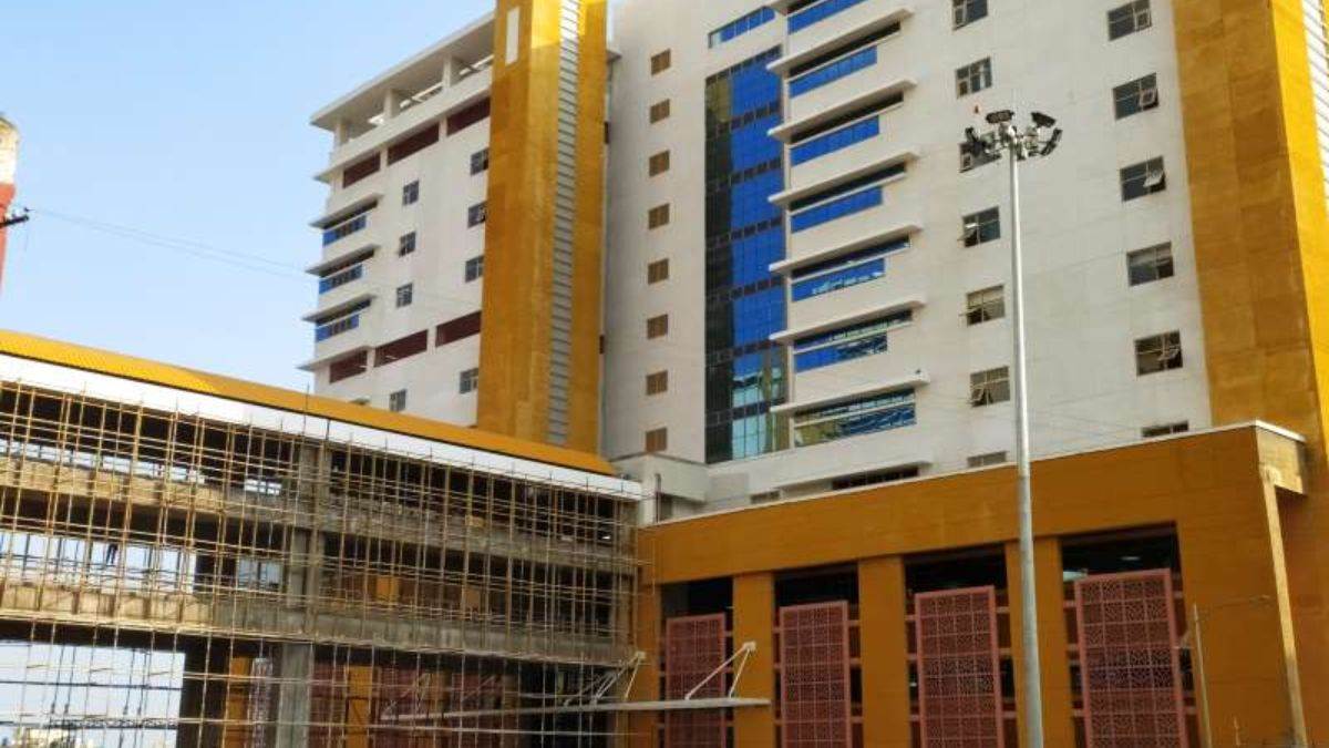 हमीदिया अस्पताल की इमरजेंसी में घायल के इलाज पर विवाद, 2 घंटे तक तड़पता रहा मरीज, दूसरे हॉस्पिटल ले जाना पड़ा