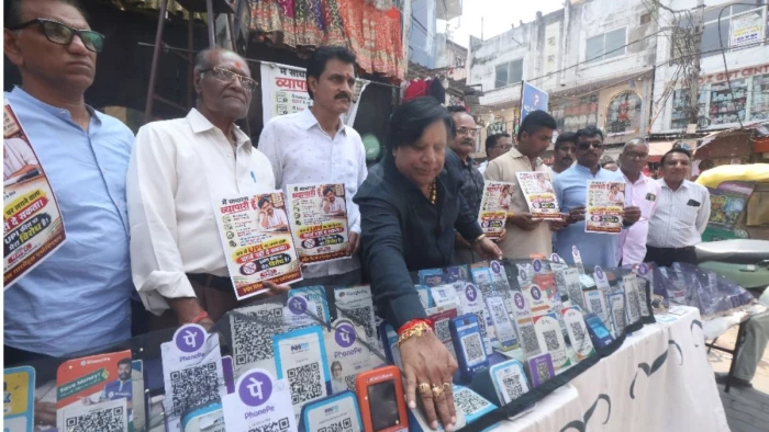 इंदौर में डिजिटल भुगतान पर शुल्क लागू करने का हुआ विरोध, दुकानों से हटाए यूपीआई क्यूआर कोड