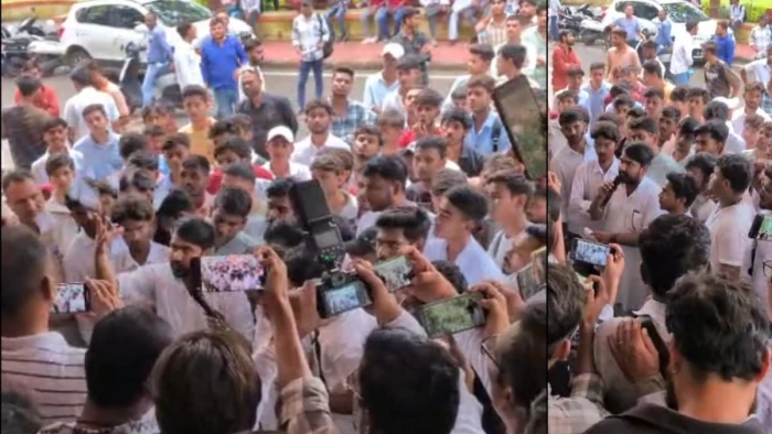 जबलपुर में रादुवि के चुनाव में देरी पर छात्रों का हंगामा, ज्ञापन फाड़कर कुलसचिव के सामने उड़ाया