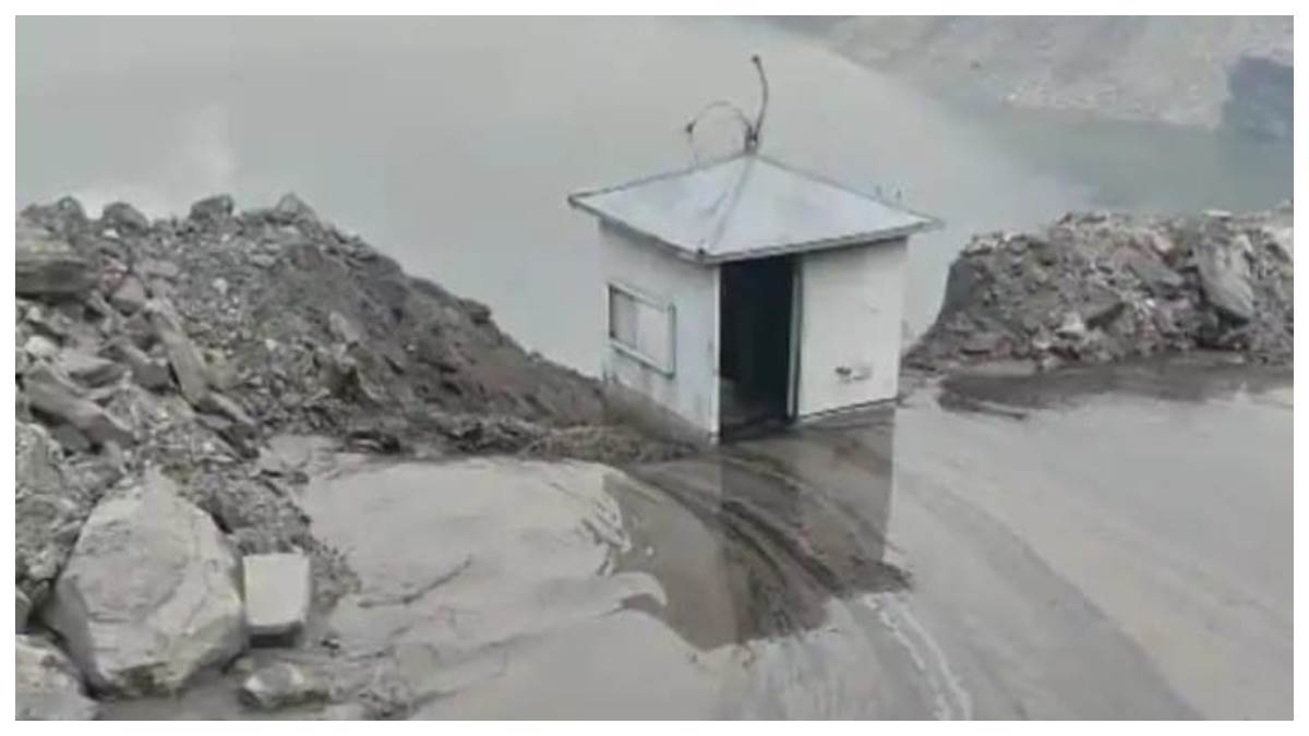 वर्षा में बह गया गेवरा खदान का रेस्ट शेल्टर, घटना के समय अंदर नहीं थे कर्मचारी, घटना का वीडियो सोशल मीडिया पर हो रहा वायरल